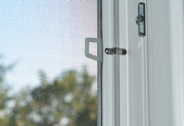 Quels sont les avantages d'installer une moustiquaire sur votre fenêtre ? 